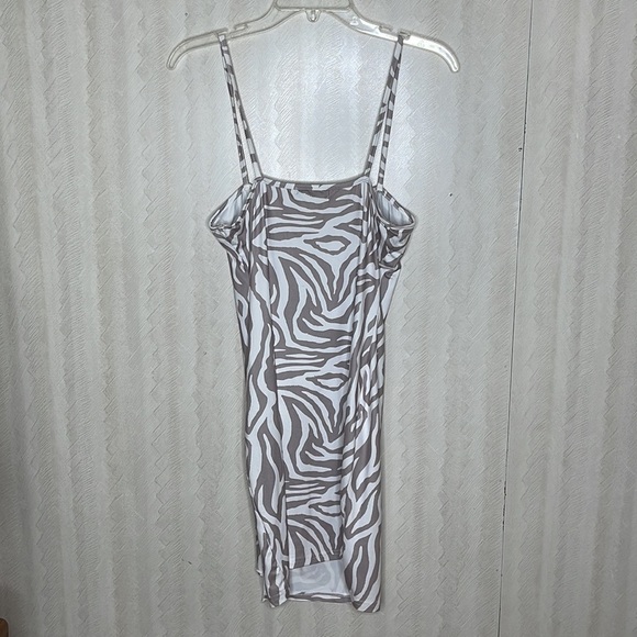 ❤️ 🆕 SHEIN gray zebra Dress with side slit Size L - Picture 3 of 5